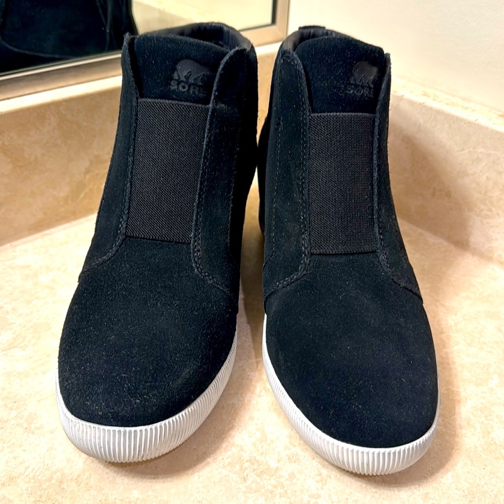 Sorel women’s black suede boot size 11.